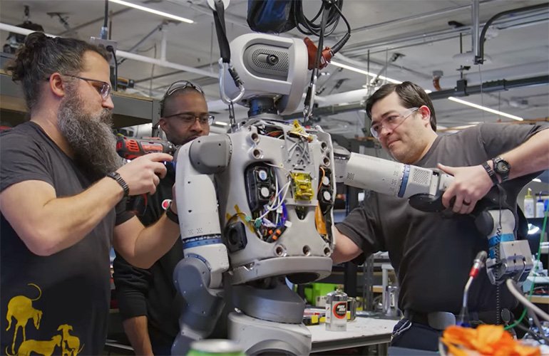  Atlas humanoid learns to sequence auto parts