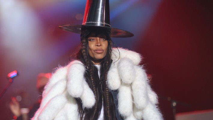  Erykah Badu travaillant sur un album avec l’alchimiste