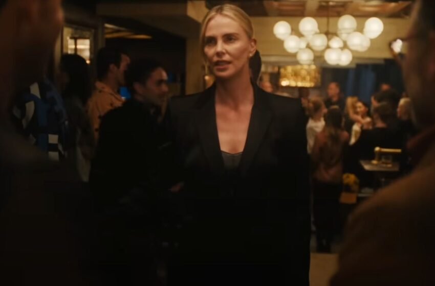  Le rôle de Charlize Theron dans la nouvelle émission de Seth Rogen est incroyable, 3 ans après qu’elle m’a choqué avec son dernier camée télévisé