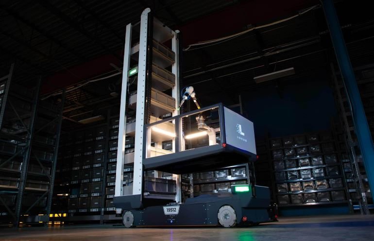Array, illustré ici, utilise un locusbot conçu pour choisir et vers les poubelles des étagères d'entrepôt, explique Locus Robotics.