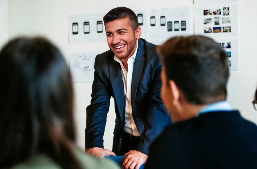 Seule la belle personne au bureau se mêle aux collègues hideux comme missionnaire chez les lépreux
