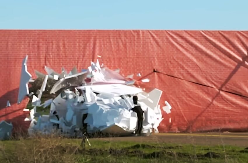  Les tests de l’homme si Tesla sur le pilote automatique claquera à travers le mur de mousse (spoiler: il l’a fait)