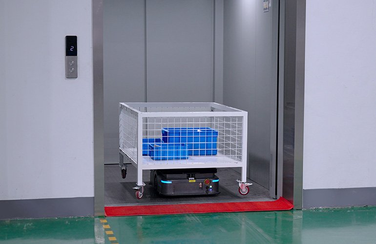 SEER Robotics affirme que son système de gestion de la flotte RDS peut servir dans plusieurs scénarios industriels tels que ce robot en mouvement de panier dans un ascenseur.