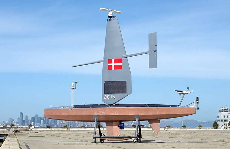 Le Saildrone Voyager USV avec un drapeau du Danemark dessus.
