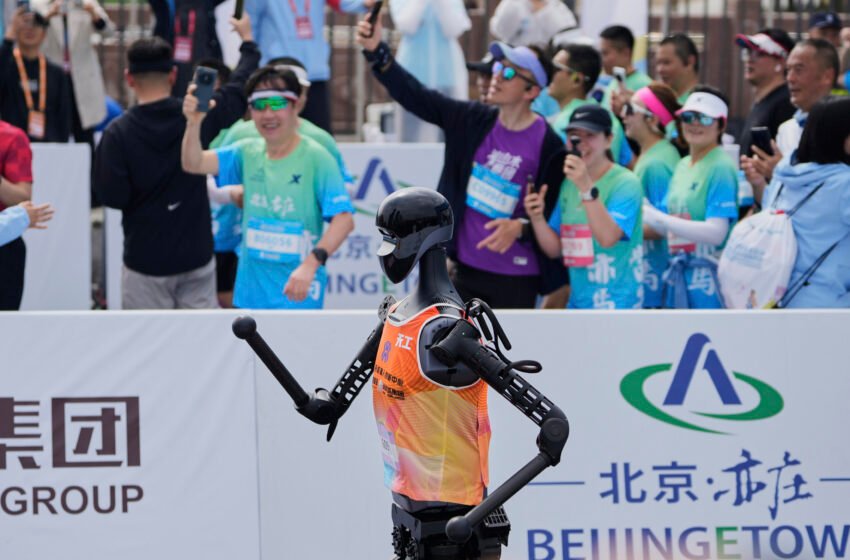 Les robots humanoïdes dirigent un semi-marathon chinois aux côtés des concurrents de chair et de sang