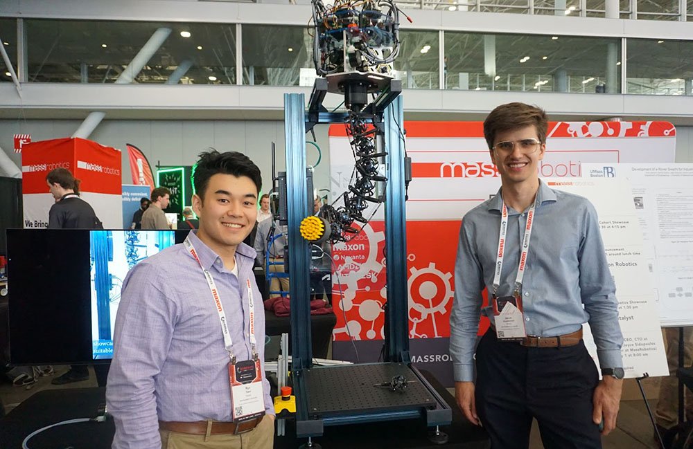 L'équipe du Nord-Est qui a remporté le Massrobotics Form & Function Challenge.