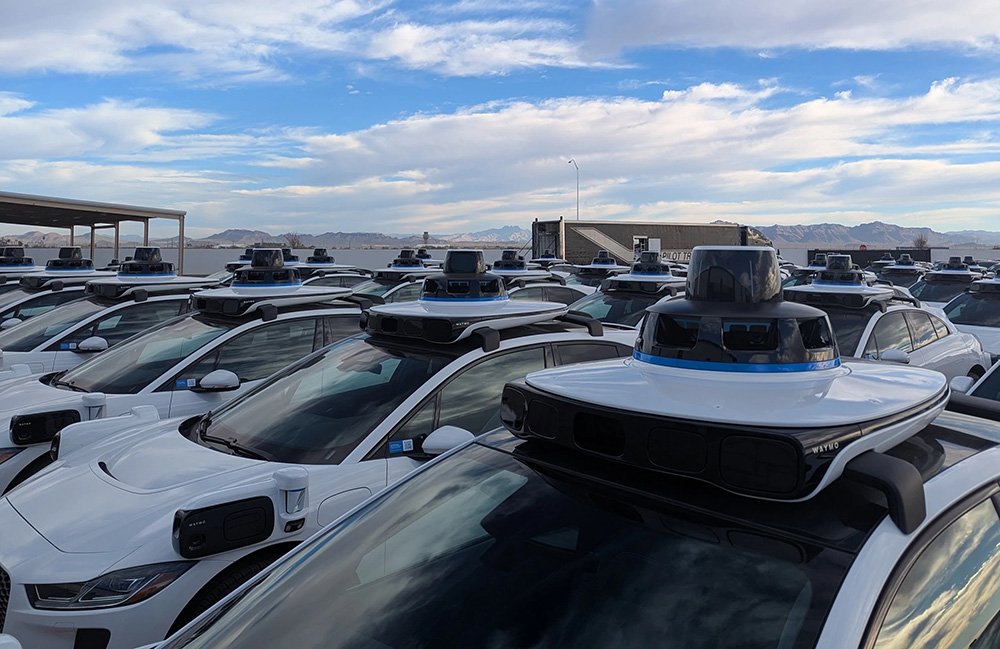 Beaucoup plein de véhicules d'auto-conduite Waymo.