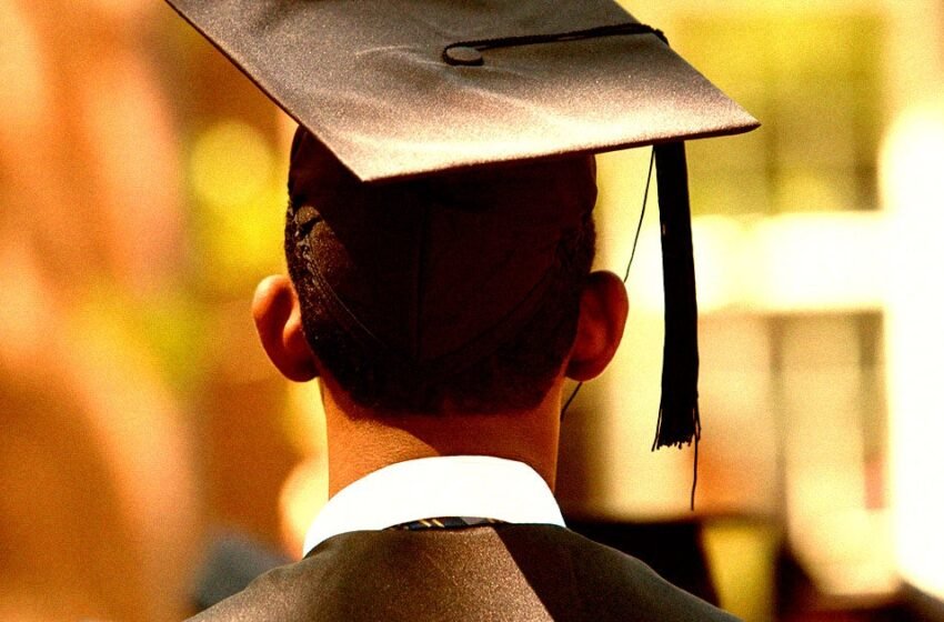 Les diplômés de l’université sont furieux après une IA qui bouche leurs noms pendant le début