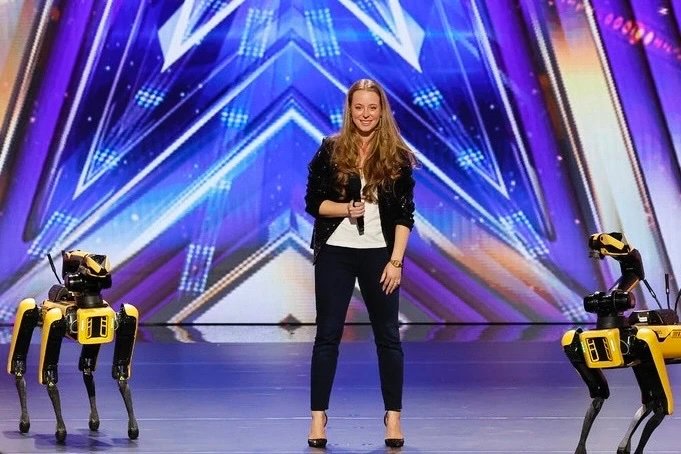 Le Merry Frayne de Boston Dynamics est flanqué de quadrupèdes spot lors d'une récente apparition dans l'émission télévisée America's Got Talent.