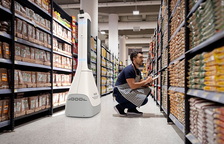 Le nouveau coéquipier numérique est conçu pour travailler avec Store Associates, comme indiqué ici, explique Badger Technologies.