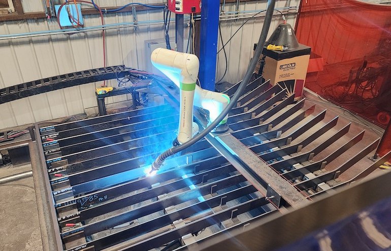 La cellule de travail de soudage robotique entièrement automatisée, avec toutes les actions orchestrées par une productivité AutomationDirect PLC, synchronise le processus de soudage, les mouvements des robots et le positionnement du luminaire.