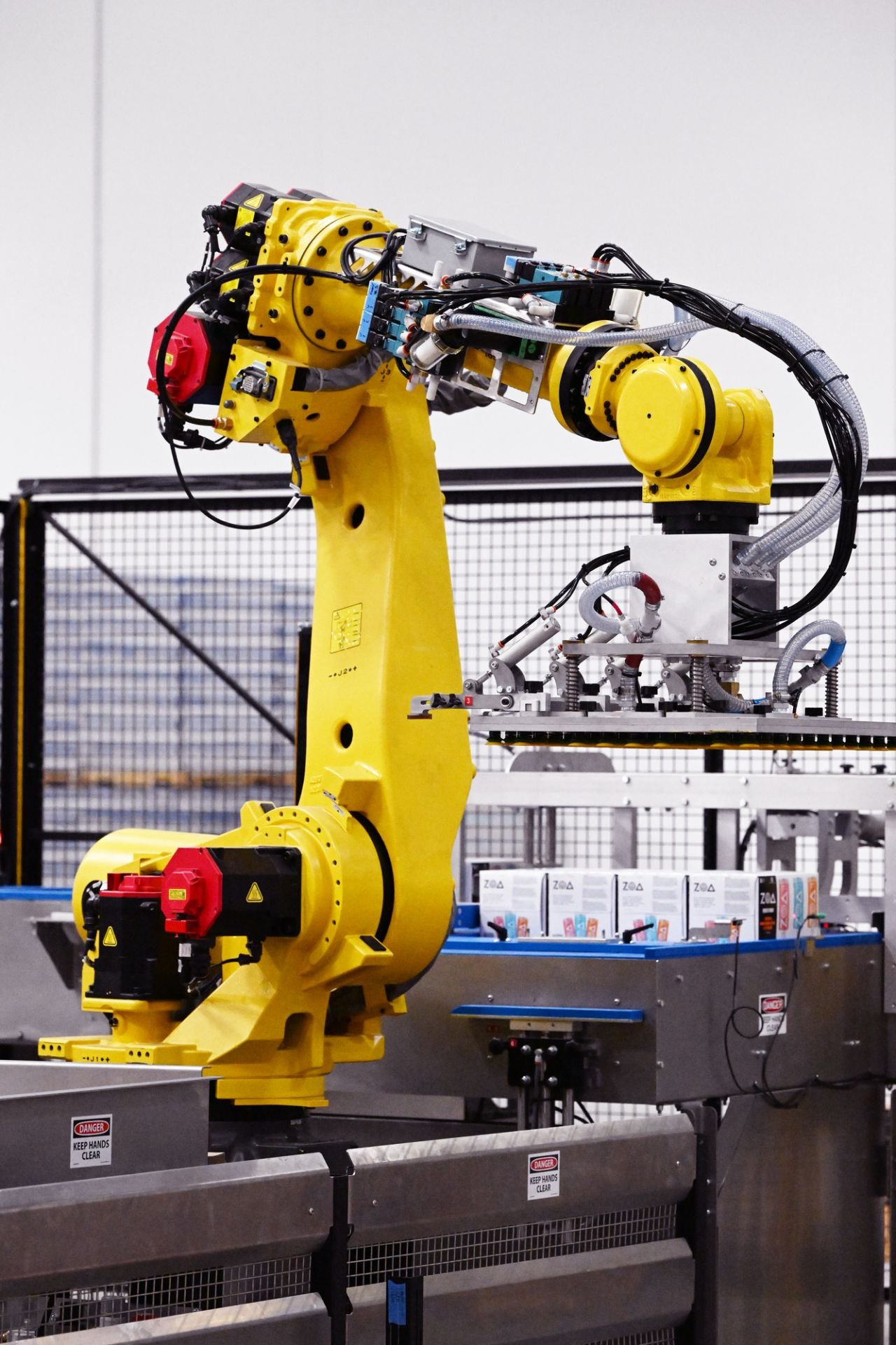 Un robot palettisant ramassant un article.