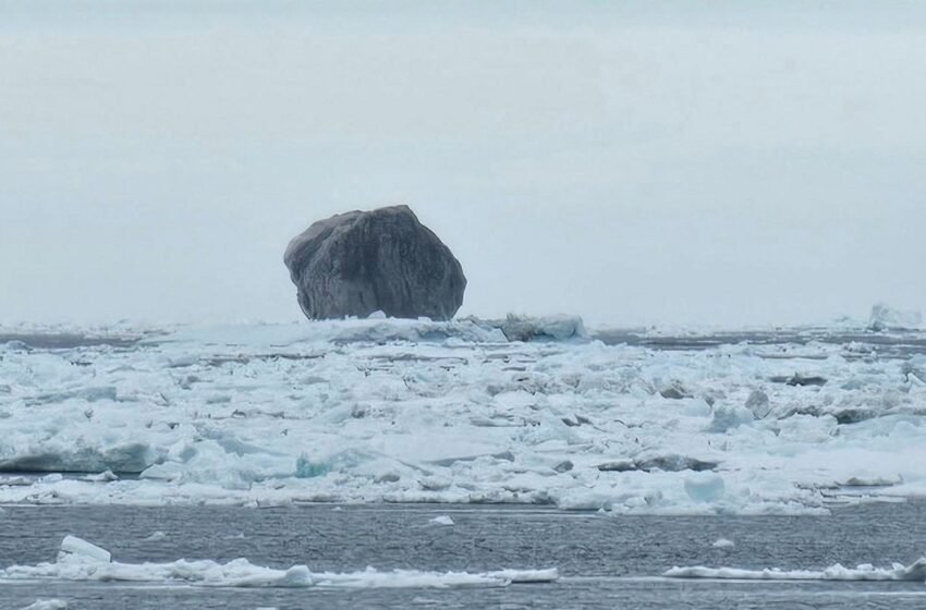 Sailor prend une photo d’iceberg noir avec des veines sombres