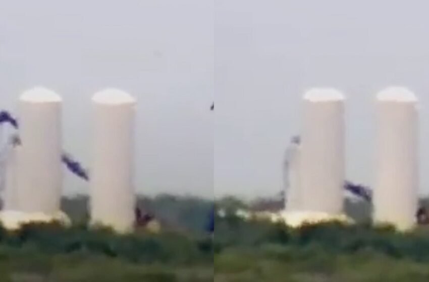 La vidéo montre une grande grue qui s’effondre à une installation de fusée SpaceX à la sécurité
