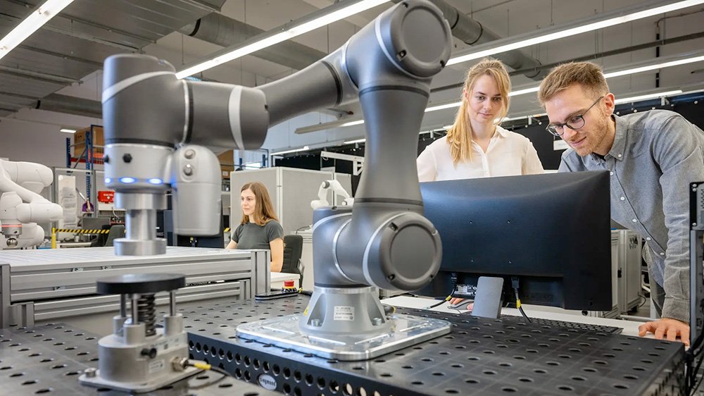 Alessandro Melone, Robin Kirschner et Kübra Karacan dans un laboratoire avec des robots qu'ils ont classés comme faisant partie de la "Arbre de robots."