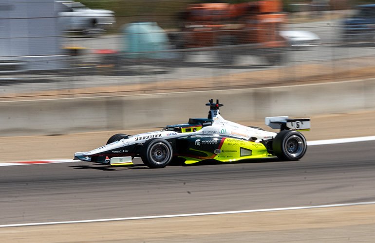 voiture de course autonome sur la bonne voie