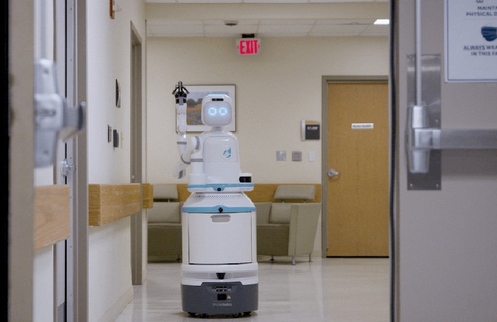 Diligent Robotics Moxi Robot descendant dans un couloir de l'hôpital.