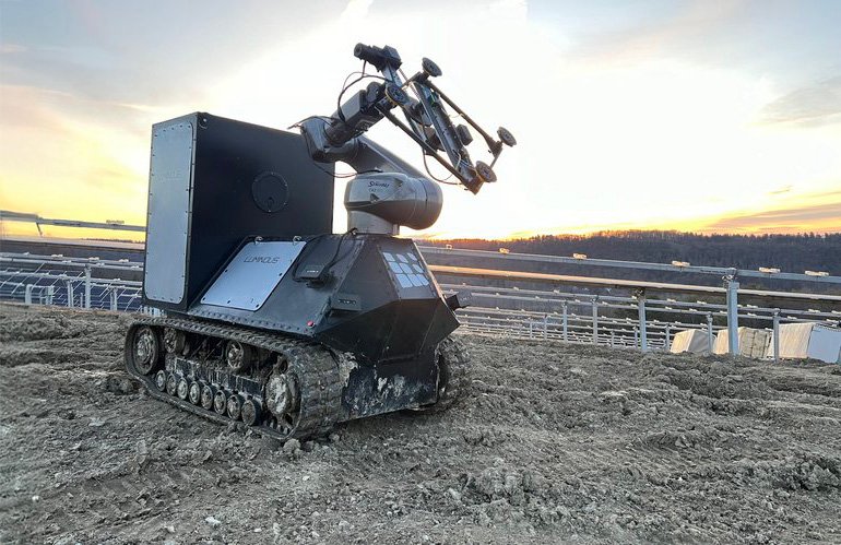 Le robot Lumi pour l'installation du panneau solaire à partir de la robotique lumineuse dans un champ.