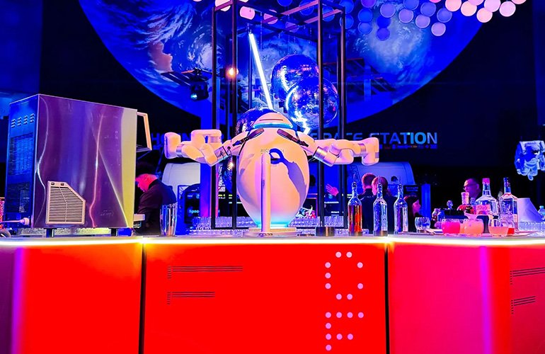  Adam de Richtech Robotics sert des boissons au Kennedy Space Center