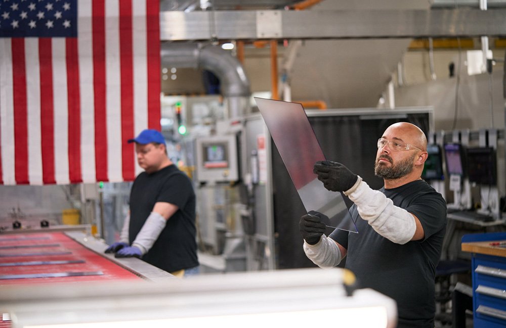 Production du verre de couverture pour iPhone et Apple Watch dans la facilité de fabrication de Harrodsburg, Kentucky de Corning.