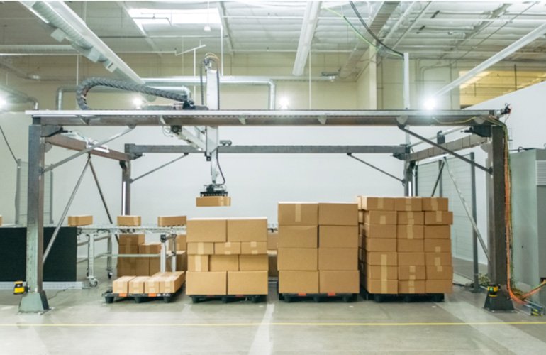 Ambi Robotics a publié le nouveau robot logistique Ambistack en janvier 2025. L'intelligence du robot a été développée en simulation.